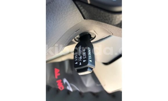 Nunua Imported Toyota Land Cruiser Nyeupe Gari ndani ya Import - Dubai nchini Uganda Nunua Imported Toyota Land Cruiser Nyeupe Gari ndani ya Import - Dubai nchini Uganda