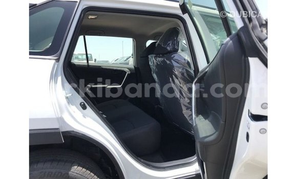 Nunua Imported Toyota 4Runner Nyeupe Gari ndani ya Import - Dubai nchini Uganda Nunua Imported Toyota 4Runner Nyeupe Gari ndani ya Import - Dubai nchini Uganda