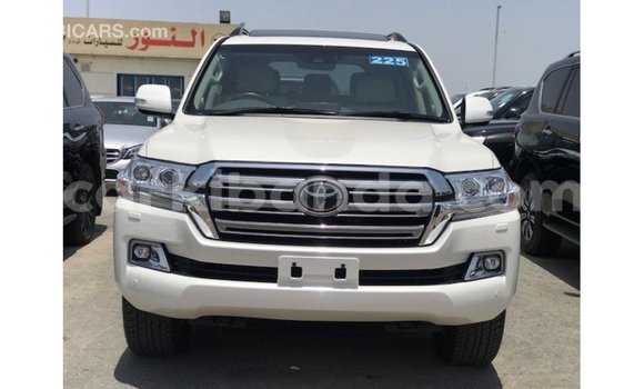 Acheter Import Voiture Toyota Land Cruiser Blanc à Import - Dubai, Ouganda Acheter Import Voiture Toyota Land Cruiser Blanc à Import - Dubai, Ouganda
