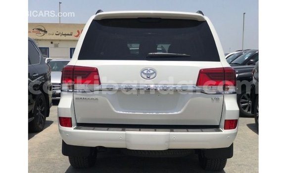 Acheter Import Voiture Toyota Land Cruiser Blanc à Import - Dubai, Ouganda Acheter Import Voiture Toyota Land Cruiser Blanc à Import - Dubai, Ouganda