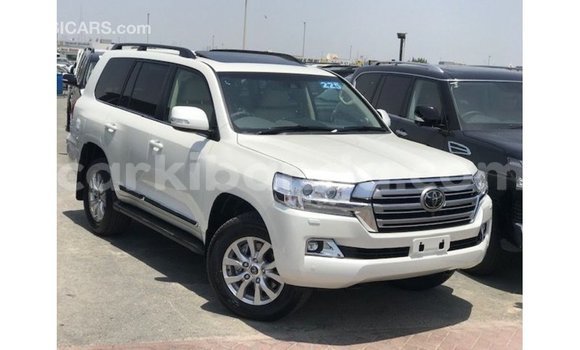 Acheter Import Voiture Toyota Land Cruiser Blanc à Import - Dubai, Ouganda Acheter Import Voiture Toyota Land Cruiser Blanc à Import - Dubai, Ouganda