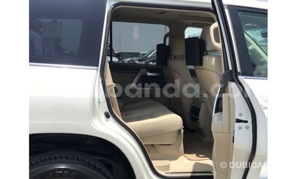 Acheter Import Voiture Toyota Land Cruiser Blanc à Import - Dubai, Ouganda Acheter Import Voiture Toyota Land Cruiser Blanc à Import - Dubai, Ouganda