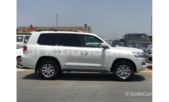 Acheter Import Voiture Toyota Land Cruiser Blanc à Import - Dubai, Ouganda Acheter Import Voiture Toyota Land Cruiser Blanc à Import - Dubai, Ouganda