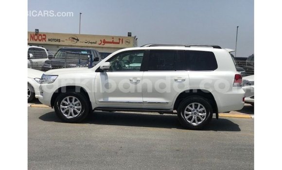 Acheter Import Voiture Toyota Land Cruiser Blanc à Import - Dubai, Ouganda Acheter Import Voiture Toyota Land Cruiser Blanc à Import - Dubai, Ouganda