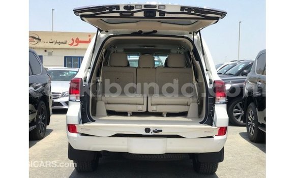Acheter Import Voiture Toyota Land Cruiser Blanc à Import - Dubai, Ouganda Acheter Import Voiture Toyota Land Cruiser Blanc à Import - Dubai, Ouganda