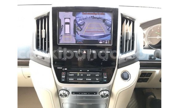 Acheter Import Voiture Toyota Land Cruiser Blanc à Import - Dubai, Ouganda Acheter Import Voiture Toyota Land Cruiser Blanc à Import - Dubai, Ouganda