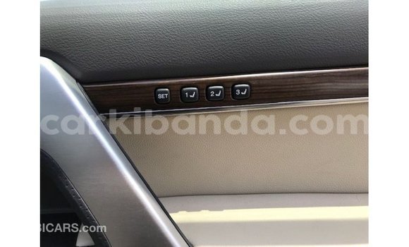 Acheter Import Voiture Toyota Land Cruiser Blanc à Import - Dubai, Ouganda Acheter Import Voiture Toyota Land Cruiser Blanc à Import - Dubai, Ouganda
