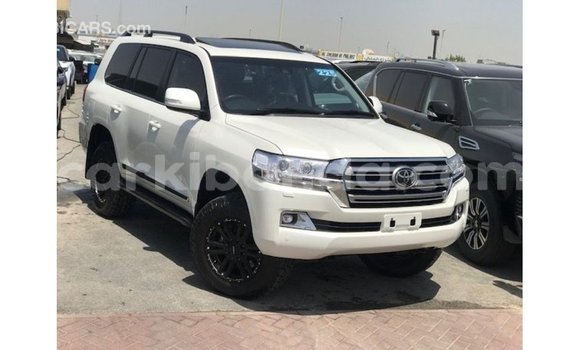 Acheter Import Voiture Toyota Land Cruiser Blanc à Import - Dubai, Ouganda Acheter Import Voiture Toyota Land Cruiser Blanc à Import - Dubai, Ouganda