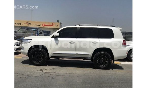 Acheter Import Voiture Toyota Land Cruiser Blanc à Import - Dubai, Ouganda Acheter Import Voiture Toyota Land Cruiser Blanc à Import - Dubai, Ouganda