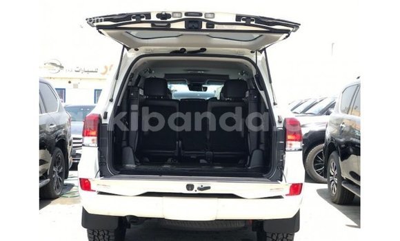 Acheter Import Voiture Toyota Land Cruiser Blanc à Import - Dubai, Ouganda Acheter Import Voiture Toyota Land Cruiser Blanc à Import - Dubai, Ouganda