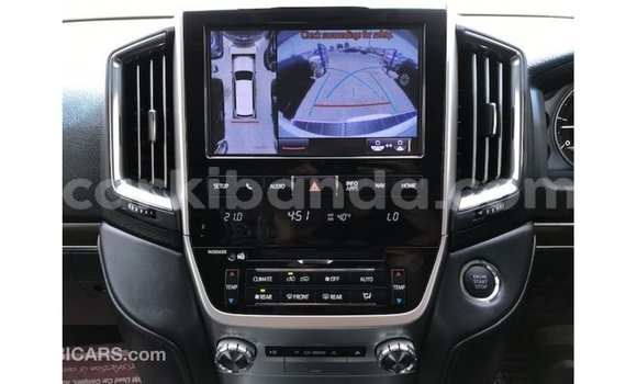 Acheter Import Voiture Toyota Land Cruiser Blanc à Import - Dubai, Ouganda Acheter Import Voiture Toyota Land Cruiser Blanc à Import - Dubai, Ouganda
