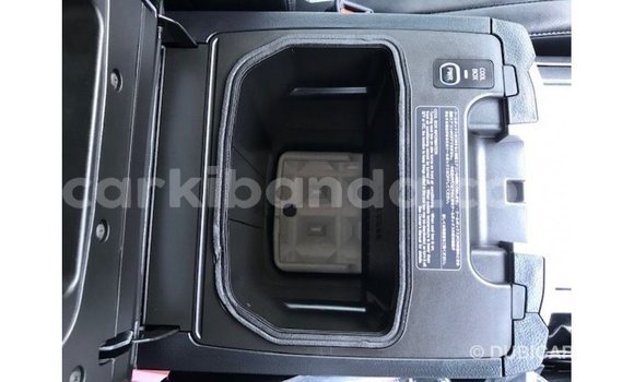 Acheter Import Voiture Toyota Land Cruiser Blanc à Import - Dubai, Ouganda Acheter Import Voiture Toyota Land Cruiser Blanc à Import - Dubai, Ouganda