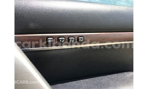 Acheter Import Voiture Toyota Land Cruiser Blanc à Import - Dubai, Ouganda Acheter Import Voiture Toyota Land Cruiser Blanc à Import - Dubai, Ouganda