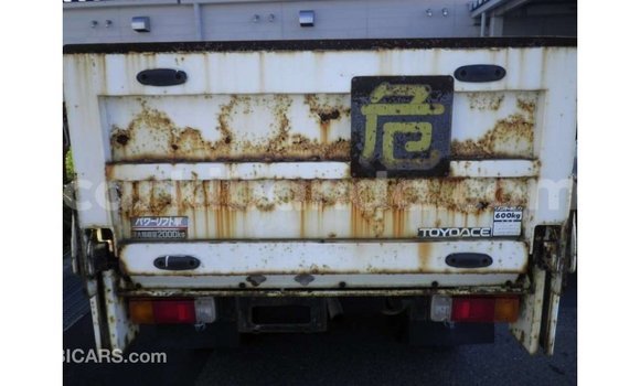 Acheter Import Voiture Toyota Dyna Blanc à Import - Dubai, Ouganda Acheter Import Voiture Toyota Dyna Blanc à Import - Dubai, Ouganda