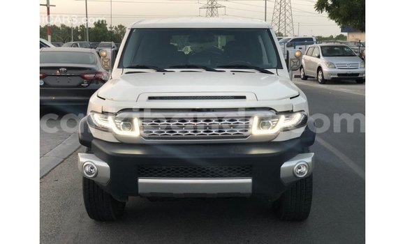 Nunua Imported Toyota FJ Cruiser Nyeupe Gari ndani ya Import - Dubai nchini Uganda Nunua Imported Toyota FJ Cruiser Nyeupe Gari ndani ya Import - Dubai nchini Uganda