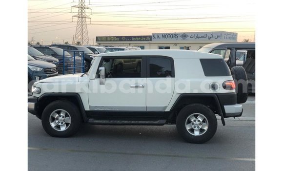Nunua Imported Toyota FJ Cruiser Nyeupe Gari ndani ya Import - Dubai nchini Uganda Nunua Imported Toyota FJ Cruiser Nyeupe Gari ndani ya Import - Dubai nchini Uganda