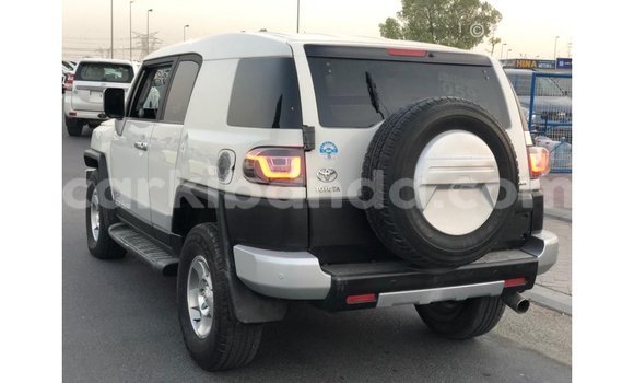 Nunua Imported Toyota FJ Cruiser Nyeupe Gari ndani ya Import - Dubai nchini Uganda Nunua Imported Toyota FJ Cruiser Nyeupe Gari ndani ya Import - Dubai nchini Uganda