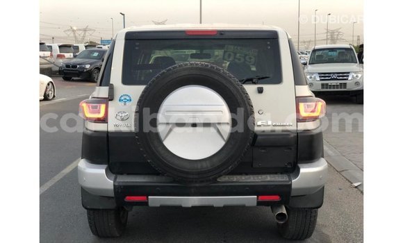 Nunua Imported Toyota FJ Cruiser Nyeupe Gari ndani ya Import - Dubai nchini Uganda Nunua Imported Toyota FJ Cruiser Nyeupe Gari ndani ya Import - Dubai nchini Uganda