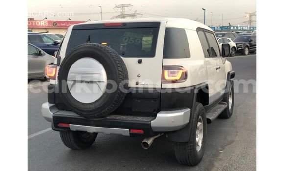 Nunua Imported Toyota FJ Cruiser Nyeupe Gari ndani ya Import - Dubai nchini Uganda Nunua Imported Toyota FJ Cruiser Nyeupe Gari ndani ya Import - Dubai nchini Uganda
