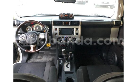 Nunua Imported Toyota FJ Cruiser Nyeupe Gari ndani ya Import - Dubai nchini Uganda Nunua Imported Toyota FJ Cruiser Nyeupe Gari ndani ya Import - Dubai nchini Uganda