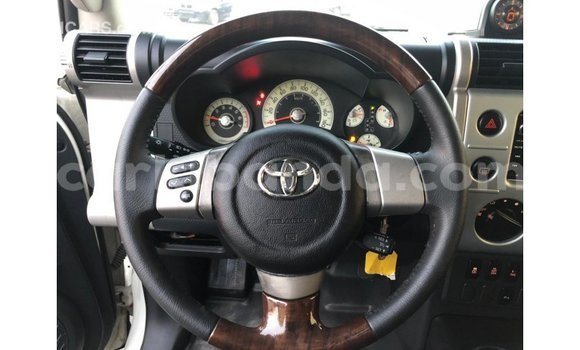 Nunua Imported Toyota FJ Cruiser Nyeupe Gari ndani ya Import - Dubai nchini Uganda Nunua Imported Toyota FJ Cruiser Nyeupe Gari ndani ya Import - Dubai nchini Uganda