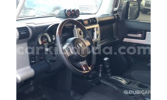 Nunua Imported Toyota FJ Cruiser Nyeupe Gari ndani ya Import - Dubai nchini Uganda Nunua Imported Toyota FJ Cruiser Nyeupe Gari ndani ya Import - Dubai nchini Uganda