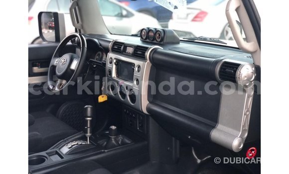 Nunua Imported Toyota FJ Cruiser Nyeupe Gari ndani ya Import - Dubai nchini Uganda Nunua Imported Toyota FJ Cruiser Nyeupe Gari ndani ya Import - Dubai nchini Uganda
