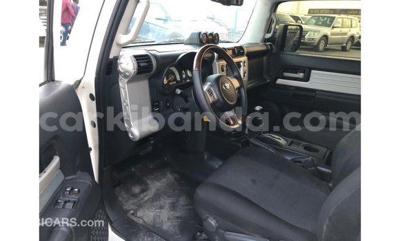 Nunua Imported Toyota FJ Cruiser Nyeupe Gari ndani ya Import - Dubai nchini Uganda Nunua Imported Toyota FJ Cruiser Nyeupe Gari ndani ya Import - Dubai nchini Uganda