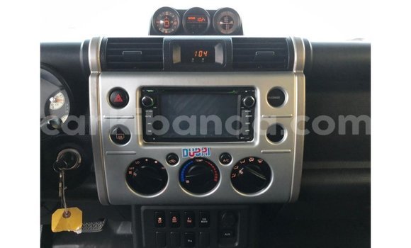 Nunua Imported Toyota FJ Cruiser Nyeupe Gari ndani ya Import - Dubai nchini Uganda Nunua Imported Toyota FJ Cruiser Nyeupe Gari ndani ya Import - Dubai nchini Uganda