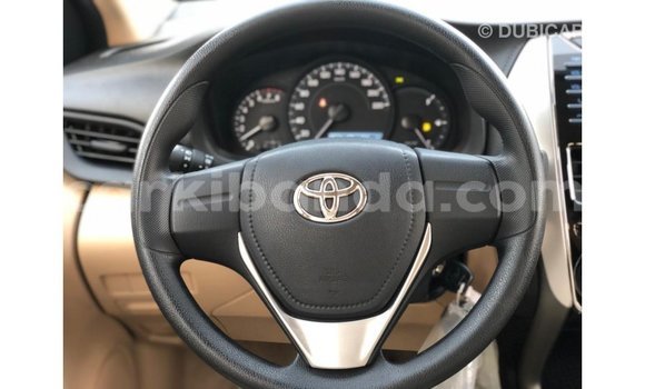 Acheter Import Voiture Toyota Yaris Blanc à Import - Dubai, Ouganda Acheter Import Voiture Toyota Yaris Blanc à Import - Dubai, Ouganda