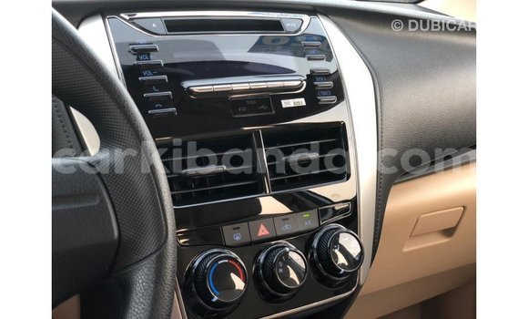 Acheter Import Voiture Toyota Yaris Blanc à Import - Dubai, Ouganda Acheter Import Voiture Toyota Yaris Blanc à Import - Dubai, Ouganda