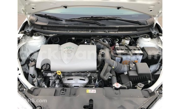 Acheter Import Voiture Toyota Yaris Blanc à Import - Dubai, Ouganda Acheter Import Voiture Toyota Yaris Blanc à Import - Dubai, Ouganda