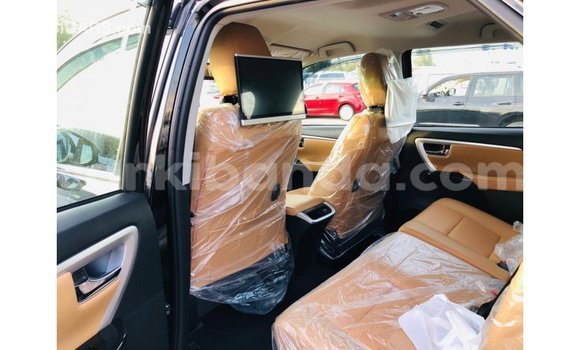 Nunua Imported Toyota Fortuner Nyeusi Gari ndani ya Import - Dubai nchini Uganda Nunua Imported Toyota Fortuner Nyeusi Gari ndani ya Import - Dubai nchini Uganda