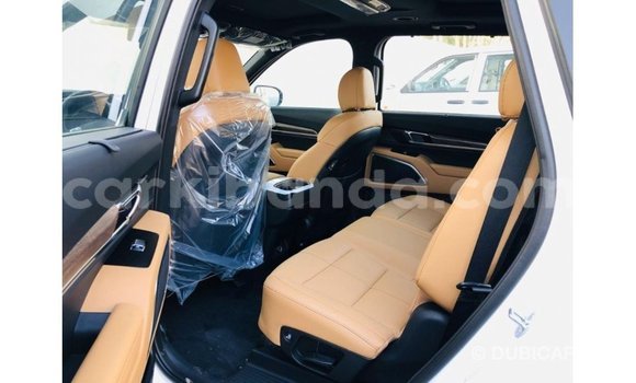 Acheter Import Voiture Kia Carens Blanc à Import - Dubai, Ouganda Acheter Import Voiture Kia Carens Blanc à Import - Dubai, Ouganda