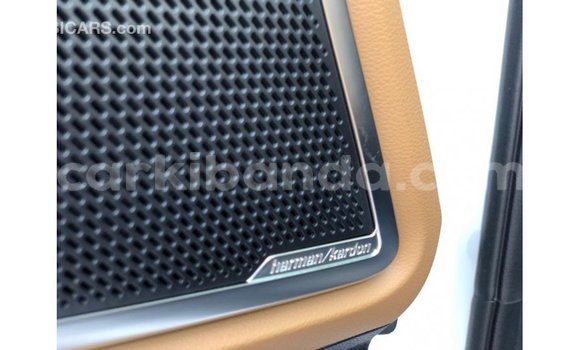 Acheter Import Voiture Kia Carens Blanc à Import - Dubai, Ouganda Acheter Import Voiture Kia Carens Blanc à Import - Dubai, Ouganda