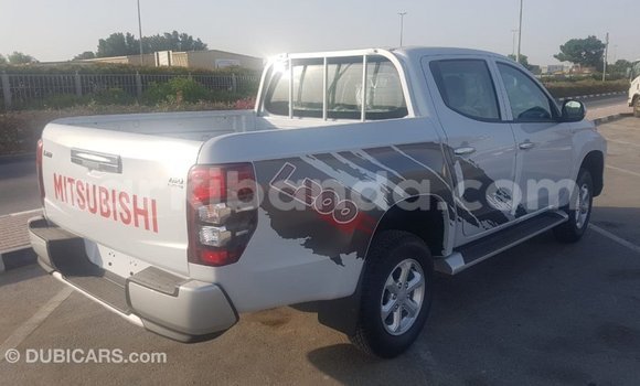 Acheter Import Voiture Mitsubishi L200 Blanc à Import - Dubai, Ouganda Acheter Import Voiture Mitsubishi L200 Blanc à Import - Dubai, Ouganda