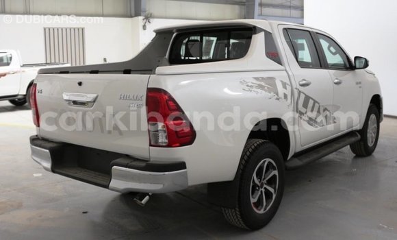 Acheter Import Voiture Toyota Hilux Blanc à Import - Dubai, Ouganda Acheter Import Voiture Toyota Hilux Blanc à Import - Dubai, Ouganda