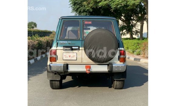 Nunua Imported Nissan Patrol Bluu Gari ndani ya Import - Dubai nchini Uganda Nunua Imported Nissan Patrol Bluu Gari ndani ya Import - Dubai nchini Uganda