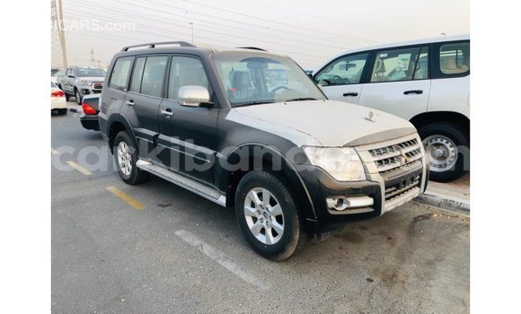 Acheter Import Voiture Mitsubishi Pajero Noir à Import - Dubai, Ouganda Acheter Import Voiture Mitsubishi Pajero Noir à Import - Dubai, Ouganda