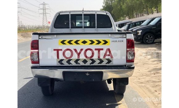 Acheter Import Voiture Toyota Hilux Blanc à Import - Dubai, Ouganda Acheter Import Voiture Toyota Hilux Blanc à Import - Dubai, Ouganda