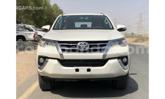 Acheter Import Voiture Toyota Fortuner Blanc à Import - Dubai, Ouganda Acheter Import Voiture Toyota Fortuner Blanc à Import - Dubai, Ouganda