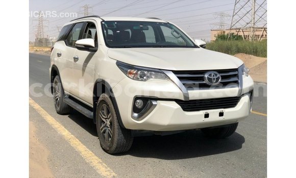 Acheter Import Voiture Toyota Fortuner Blanc à Import - Dubai, Ouganda Acheter Import Voiture Toyota Fortuner Blanc à Import - Dubai, Ouganda