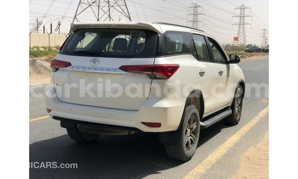 Acheter Import Voiture Toyota Fortuner Blanc à Import - Dubai, Ouganda Acheter Import Voiture Toyota Fortuner Blanc à Import - Dubai, Ouganda