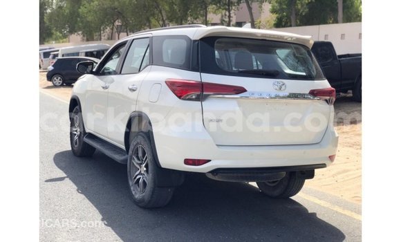 Acheter Import Voiture Toyota Fortuner Blanc à Import - Dubai, Ouganda Acheter Import Voiture Toyota Fortuner Blanc à Import - Dubai, Ouganda