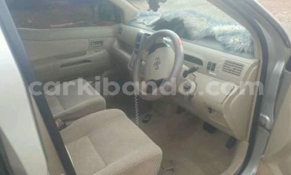 Nunua Ilio tumika Toyota Raum Fedha Gari ndani ya Kampala nchini Uganda Nunua Ilio tumika Toyota Raum Fedha Gari ndani ya Kampala nchini Uganda