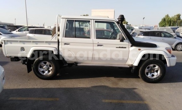 Gura Yakoze Toyota Land Cruiser White Imodoka i Kampala mu Uganda