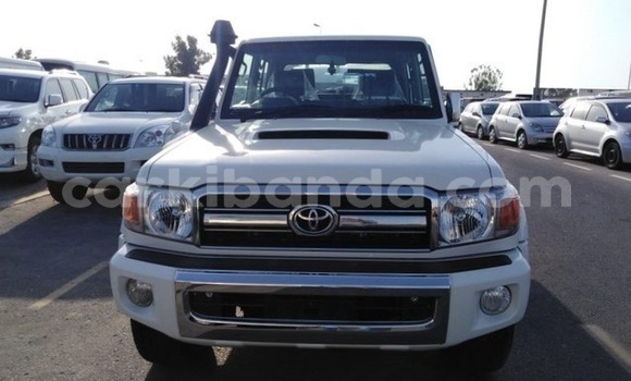 Gura Yakoze Toyota Land Cruiser White Imodoka i Kampala mu Uganda Gura Yakoze Toyota Land Cruiser White Imodoka i Kampala mu Uganda