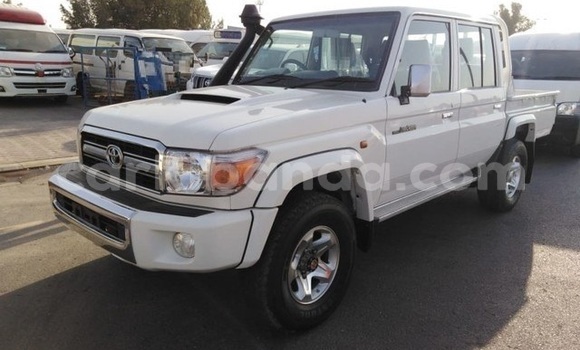 Gura Yakoze Toyota Land Cruiser White Imodoka i Kampala mu Uganda Gura Yakoze Toyota Land Cruiser White Imodoka i Kampala mu Uganda