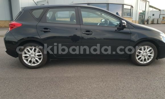 Gura Yakoze Toyota Auris Black Imodoka i Kampala mu Uganda