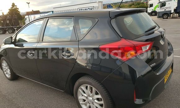 Gura Yakoze Toyota Auris Black Imodoka i Kampala mu Uganda Gura Yakoze Toyota Auris Black Imodoka i Kampala mu Uganda